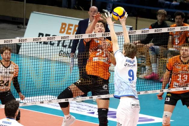 DEU, DVV, 1 VBL, BR Volleys vs Friedrichshafen, 12 10 2024, Max Schmeling Halle, Berlin, DEU, DVV, 1 VBL, BR Volleys vs Friedrichshafen, in the picture Tobias Krick BR Volleys 21 , Severi Savonsalmi Friedrichshafen 9 Photo Juergen Engler nordphoto GmbH nordphotoxGmbHx xEngler nph00076