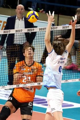 DEU, DVV, 1 VBL, BR Volleys vs Friedrichshafen, 12 10 2024, Max Schmeling Halle, Berlin, DEU, DVV, 1 VBL, BR Volleys vs Friedrichshafen, in the picture Tobias Krick BR Volleys 21 , Coach Joel Banks BR Volleys , Severi Savonsalmi Friedrichshafen 9 Photo Juergen Engler nordphoto GmbH nordphotoxGmbHx xEngler nph00076