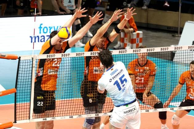 DEU, DVV, 1 VBL, BR Volleys vs Friedrichshafen, 12 10 2024, Max Schmeling Halle, Berlin, DEU, DVV, 1 VBL, BR Volleys vs Friedrichshafen, in the picture Jake Hanes BR Volleys 22 , Neheimjah Mote BR Volleys 5 , Tobias Krick BR Volleys 21 , Jackson Young Friedrichshafen 15 Photo Juergen Engler nordphoto GmbH nordphotoxGmbHx xEngler nph00076