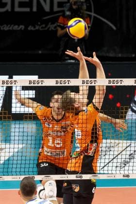 DEU, DVV, 1 VBL, BR Volleys vs Friedrichshafen, 12 10 2024, Max Schmeling Halle, Berlin, DEU, DVV, 1 VBL, BR Volleys vs Friedrichshafen, in the picture ball reception by Johannes Tille BR Volleys 6 , Moritz Reichert BR Volleys 15 Photo Juergen Engler nordphoto GmbH nordphotoxGmbHx xEngler nph00076
