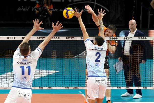 DEU, DVV, 1 VBL, BR Volleys vs Friedrichshafen, 12 10 2024, Max Schmeling Halle, Berlin, DEU, DVV, 1 VBL, BR Volleys vs Friedrichshafen, in the picture Ruben Schott BR Volleys 13 , Coach Joel Banks BR Volleys , Markos Galiotos Friedrichshafen 2 , Marcus Boehme Friedrichshafen 11 Photo Juergen Engler nordphoto GmbH nordphotoxGmbHx xEngler nph00076