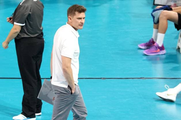 DEU, DVV, 1 VBL, BR Volleys vs Friedrichshafen, 12 10 2024, Max Schmeling Halle, Berlin, DEU, DVV, 1 VBL, BR Volleys vs Friedrichshafen, in the picture head coach Adam Swaczyna Friedrichshafen Photo Juergen Engler nordphoto GmbH nordphotoxGmbHx xEngler nph00076