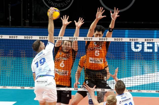 DEU, DVV, 1 VBL, BR Volleys vs Friedrichshafen, 12 10 2024, Max Schmeling Halle, Berlin, DEU, DVV, 1 VBL, BR Volleys vs Friedrichshafen, in the picture Johannes Tille BR Volleys 6 , Neheimjah Mote BR Volleys 5 , Ivan Zeljkovic Friedrichshafen 19 Photo Juergen Engler nordphoto GmbH nordphotoxGmbHx xEngler nph00076