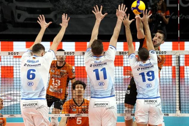 DEU, DVV, 1 VBL, BR Volleys vs Friedrichshafen, 12 10 2024, Max Schmeling Halle, Berlin, DEU, DVV, 1 VBL, BR Volleys vs Friedrichshafen, in the picture Moritz Reichert BR Volleys 15 , Neheimjah Mote BR Volleys 5 , Michal Superlak Friedrichshafen 6 , Marcus Boehme Friedrichshafen 11 , Ivan Zeljkovic Friedrichshafen 19 Photo Juergen Engler nordphoto GmbH nordphotoxGmbHx xEngler nph00076