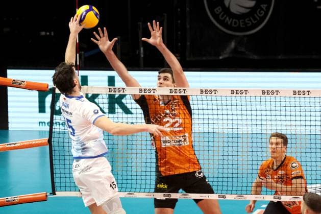 DEU, DVV, 1 VBL, BR Volleys vs Friedrichshafen, 12 10 2024, Max Schmeling Halle, Berlin, DEU, DVV, 1 VBL, BR Volleys vs Friedrichshafen, in the picture Jake Hanes BR Volleys 22 , Jackson Young Friedrichshafen 15 Photo Juergen Engler nordphoto GmbH nordphotoxGmbHx xEngler nph00076