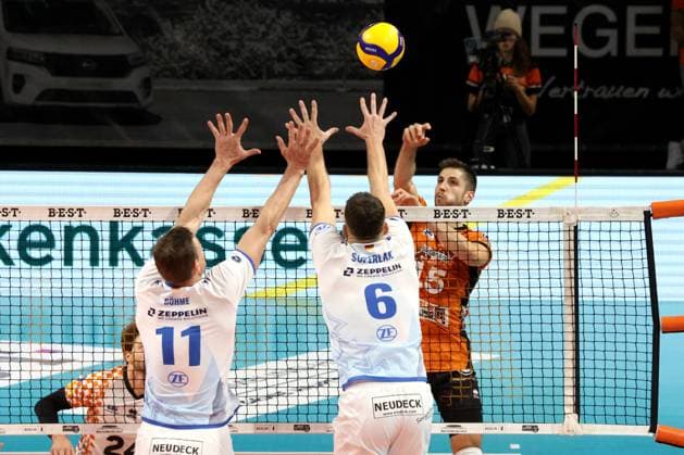 DEU, DVV, 1 VBL, BR Volleys vs Friedrichshafen, 12 10 2024, Max Schmeling Halle, Berlin, DEU, DVV, 1 VBL, BR Volleys vs Friedrichshafen, in the picture Moritz Reichert BR Volleys 15 , Marcus Boehme Friedrichshafen 11 , Michal Superlak Friedrichshafen 6 Photo Juergen Engler nordphoto GmbH nordphotoxGmbHx xEngler nph00076