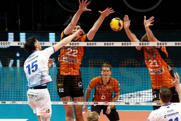 DEU, DVV, 1 VBL, BR Volleys vs Friedrichshafen, 12 10 2024, Max Schmeling Halle, Berlin, DEU, DVV, 1 VBL, BR Volleys vs Friedrichshafen, in the picture Jake Hanes BR Volleys 22 , Tobias Krick BR Volleys 21 , Jackson Young Friedrichshafen 15 Photo Juergen Engler nordphoto GmbH nordphotoxGmbHx xEngler nph00076