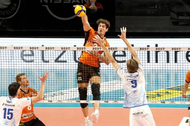 DEU, DVV, 1 VBL, BR Volleys vs Friedrichshafen, 12 10 2024, Max Schmeling Halle, Berlin, DEU, DVV, 1 VBL, BR Volleys vs Friedrichshafen, in the picture Tobias Krick BR Volleys 21 , Severi Savonsalmi Friedrichshafen 9 Photo Juergen Engler nordphoto GmbH nordphotoxGmbHx xEngler nph00076
