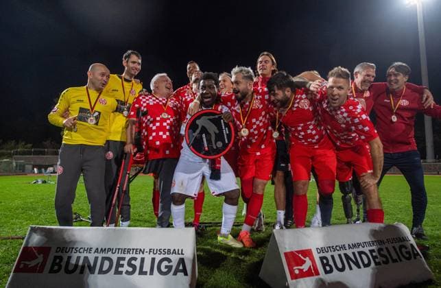 Football, 2024 2025 season, Amputee Bundesliga final match day, Hamburger SV Mainz 05 final, Mainz celebrating with the championship trophy, 12 10 2024, Copyright: xSebastianxRäppold MatthiasxKochx