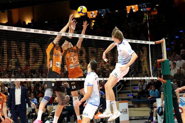 DEU, DVV, 1 VBL, BR Volleys vs Friedrichshafen, 12 10 2024, Max Schmeling Halle, Berlin, DEU, DVV, 1 VBL, BR Volleys vs Friedrichshafen, in the picture Neheimjah Mote BR Volleys 5 , Ruben Schott BR Volleys 13 , Severi Savonsalmi Friedrichshafen 9 , Markos Galiotos Friedrichshafen 2 Photo Juergen Engler nordphoto GmbH nordphotoxGmbHx xEngler nph00076