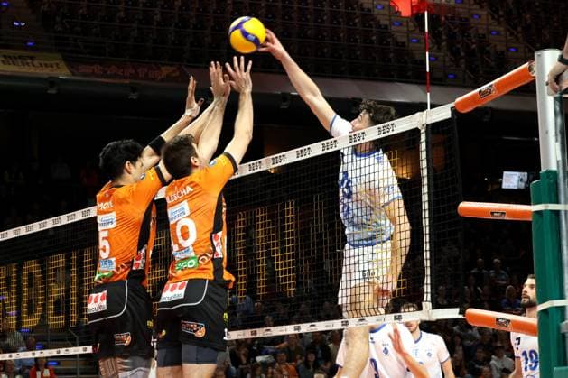 DEU, DVV, 1 VBL, BR Volleys vs Friedrichshafen, 12 10 2024, Max Schmeling Halle, Berlin, DEU, DVV, 1 VBL, BR Volleys vs Friedrichshafen, in the picture Neheimjah Mote BR Volleys 5 , Daniel Malescha BR Volleys 10 , Jackson Young Friedrichshafen 15 Photo Juergen Engler nordphoto GmbH nordphotoxGmbHx xEngler nph00076