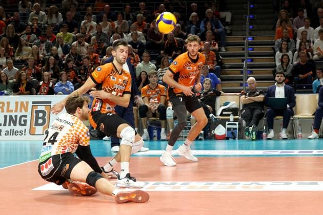 DEU, DVV, 1 VBL, BR Volleys vs Friedrichshafen, 12 10 2024, Max Schmeling Halle, Berlin, DEU, DVV, 1 VBL, BR Volleys vs Friedrichshafen, in the picture ball reception , Kyle Dagostino BR Volleys 24 , Moritz Reichert BR Volleys 15 , Simon Plaskie BR Volleys 7 Photo Juergen Engler nordphoto GmbH nordphotoxGmbHx xEngler nph00076