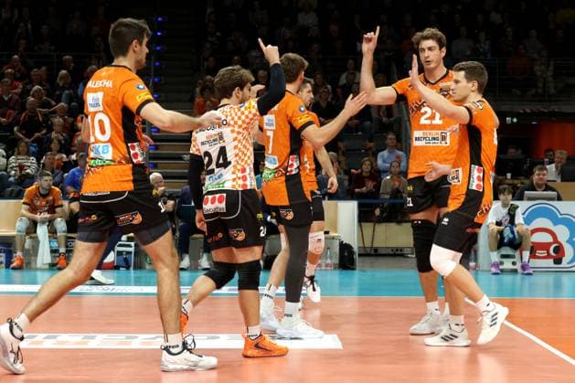 DEU, DVV, 1 VBL, BR Volleys vs Friedrichshafen, 12 10 2024, Max Schmeling Halle, Berlin, DEU, DVV, 1 VBL, BR Volleys vs Friedrichshafen, in the picture BR Volleys players circle Photo Juergen Engler nordphoto GmbH nordphotoxGmbHx xEngler nph00076