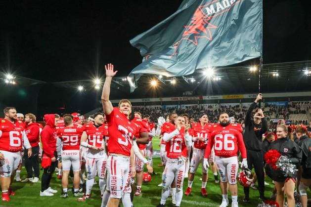 After the final whistle, the players of the Potsdam Royals thank the fans who traveled with them, Dresden Monarchs vs Potsdam Royals, American Football, GFL, Erima GFL Bowl, Finale Essen NRW Deutschlan Copyright: xFootbowl ThomasxSobotzkix