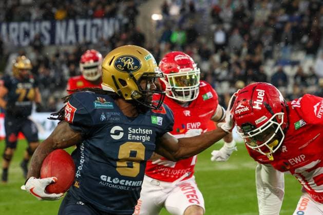 Ricky Smalling Dresden Monarchs, 08 with the ball, pushes the opponent away, Dresden Monarchs vs Potsdam Royals, American Football, GFL, Erima GFL Bowl, Final Essen NRW Germany Copyright: xFootbowl ThomasxSobotzkix