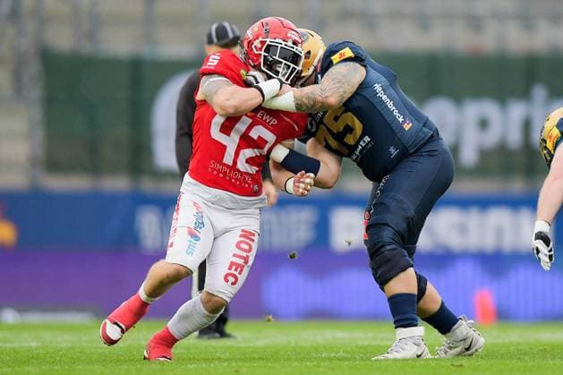Joshua Wuench 42, LB, Potsdam Royals cant get past Phillip Most 75, OL, Dresden Monarchs GER, Potsdam Royals vs Dresden Monarchs, American Football, GFL, Bowl, Season 2024 25, 12 10 2024 GER, Dresden Monarchs vs Potsdam Royals, American Football, GFL, Bowl, Season 2024 25, 12 10 2024 Essen Copyright: xEibner-Pressefoto FlorianxWolfx EP_FWF