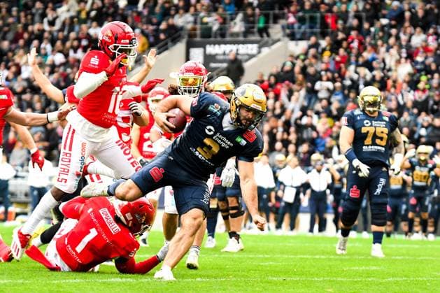 Touchdown Brock Domann 3, QB, Dresden Monarchs in front of Ruben De Ruyter 21, DB, Potsdam Royals GER, Potsdam Royals vs Dresden Monarchs, American Football, GFL, Bowl, Season 2024 25, 12 10 2024 GER, Dresden Monarchs vs Potsdam Royals, American Football, GFL, Bowl, Season 2024 25, 12 10 2024 Essen Copyright: xEibner-Pressefoto FlorianxWolfx EP_FWF