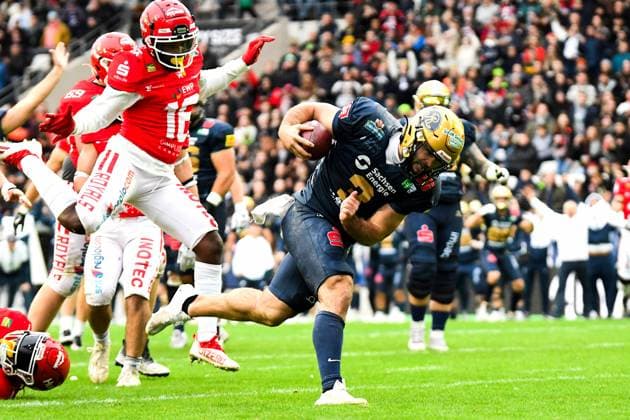 Touchdown Brock Domann 3, QB, Dresden Monarchs in front of Ruben De Ruyter 21, DB, Potsdam Royals GER, Potsdam Royals vs Dresden Monarchs, American Football, GFL, Bowl, Season 2024 25, 12 10 2024 GER, Dresden Monarchs vs Potsdam Royals, American Football, GFL, Bowl, Season 2024 25, 12 10 2024 Essen Copyright: xEibner-Pressefoto FlorianxWolfx EP_FWF