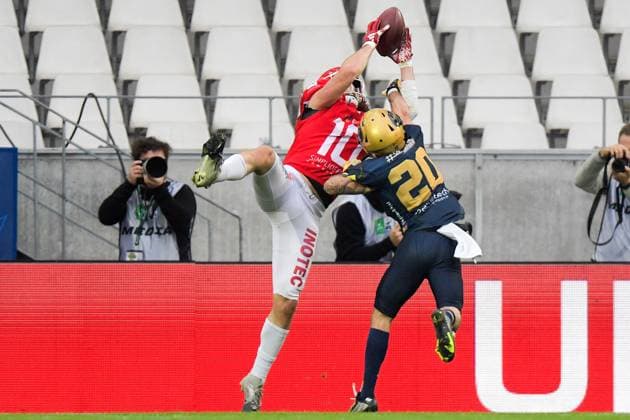 Angelo Druck 20, DB, Dresden Monarchs defends the pass on Brendan Beaulieu 10, WR, Potsdam Royals GER, Potsdam Royals vs Dresden Monarchs, American Football, GFL, Bowl, Season 2024 25, 12 10 2024 GER, Dresden Monarchs vs Potsdam Royals, American Football, GFL, Bowl, Season 2024 25, 12 10 2024 Essen Copyright: xEibner-Pressefoto FlorianxWolfx EP_FWF