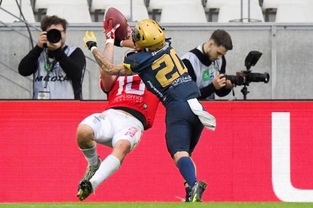 Angelo Druck 20, DB, Dresden Monarchs defends the pass on Brendan Beaulieu 10, WR, Potsdam Royals GER, Potsdam Royals vs Dresden Monarchs, American Football, GFL, Bowl, Season 2024 25, 12 10 2024 GER, Dresden Monarchs vs Potsdam Royals, American Football, GFL, Bowl, Season 2024 25, 12 10 2024 Essen Copyright: xEibner-Pressefoto FlorianxWolfx EP_FWF