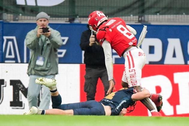 touchdown by Jaylon Henderson 8, QB, Potsdam Royals past Logan Mobelini 4, DB, Dresden Monarchs GER, Potsdam Royals vs Dresden Monarchs, American Football, GFL, Bowl, Season 2024 25, 12 10 2024 GER, Dresden Monarchs vs Potsdam Royals, American Football, GFL, Bowl, Season 2024 25, 12 10 2024 Essen Copyright: xEibner-Pressefoto FlorianxWolfx EP_FWF