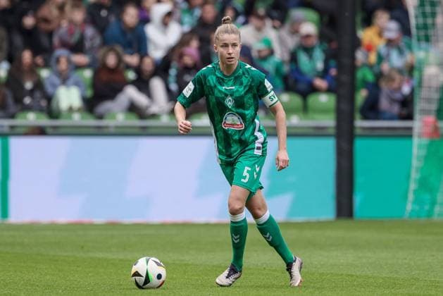 from left Michelle Ulbrich SV Werder Bremen, 5 on the ball, cropped image, single image, full body, action, action, game scene, THE DFB REGULATIONS PROHIBIT ANY USE OF PHOTOGRAPHS AS IMAGE SEQUENCES AND OR QUASI VIDEO , 12 10 2024, Bremen Germany , Football, Google Pixel Womens Bundesliga, SV Werder Bremen Bayer 04 Leverkusen xobx