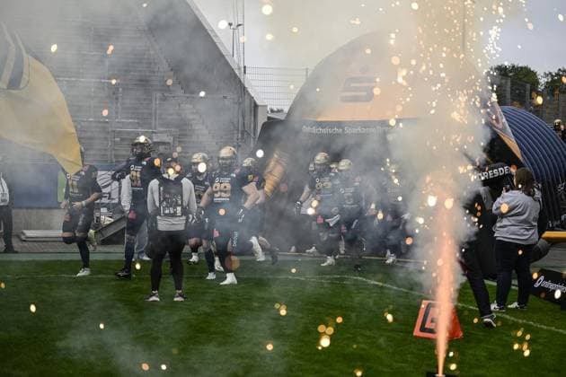American football in the stadium on Hafenstraße GFL Bowl 2024 FOR EDITORIAL PURPOSES ONLY EDITORIAL USE ONLY p The final of the GFL Bowl 2024 will take place on October 12, 2024 in the stadium on Hafenstraße in Essen Potsdam Royals and Dresden Monarchs in the ERIMA GFL Bowl 2024 Germany NRW Essen Copyright VladimirxWegener Copyright: VladimirxWegener doc7xkzg6d6s5wsutzd9xd ,EDITORIAL USE ONLY Copyright: VladimirxWegener