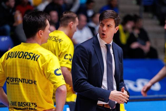BBL Cup, Fraport Skyliners EWE Baskets Oldenburg, Frankfurt, 12 10 2024 Justin Jaworski EWE Baskets Oldenburg 11 with Pedro Calles EWE Baskets Oldenburg, Head Coach i Discussion Round of 16 of the BBL Cup between Fraport Skyliners and EWE Baskets Oldenburg in Frankfurt on 12 10 2024 Copyright: xBEAUTIFULxSPORTS Hahnex