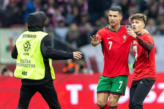 Poland v Portugal - UEFA Nations League 2024 A pitch invader takes a selfie photograph with Portugal forward Cristiano Ronaldo during the UEFA Nations League 2024 League A Group A1 match between Poland and Portugal , at the PGE Narodowy in Warsaw, Poland, on October 12, 2024. Warsaw Poland  Copyright: xAndrzejxIwanczukx originalFilename:iwanczuk-polandvp241012_npfKO.jpg