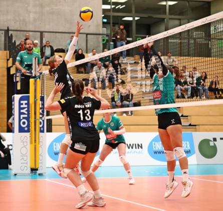 12 10 2024, xmohx, Frauen Volleyball 2 Bundesliga Frauen Süd, ProWin Volleys TV Holz Neuseeland Volleys Markkleeberg emspor, v l Alica Turmovich und Mucaela Stevens Holz , Aline Vollmann Markk DFL DFB REGULATIONS PROHIBIT ANY USE OF PHOTOGRAPHS as IMAGE SEQUENCES and or QUASI VIDEO Saarbrücken