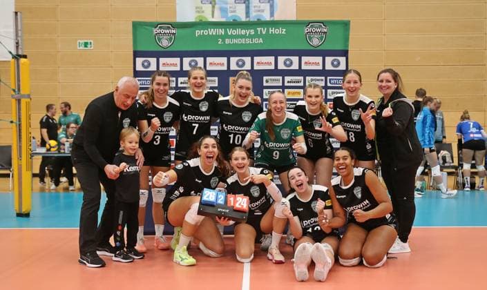 12 10 2024, xmohx, Frauen Volleyball 2 Bundesliga Frauen Süd, ProWin Volleys TV Holz Neuseeland Volleys Markkleeberg emspor, v l Siegerfoto Holz DFL DFB REGULATIONS PROHIBIT ANY USE OF PHOTOGRAPHS as IMAGE SEQUENCES and or QUASI VIDEO Saarbrücken
