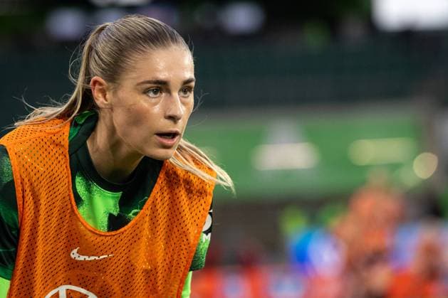 Wolfsburg v FC Bayern München, Frauen-Bundesliga, Wolfsburg, Germany Wolfsburg, Germany. 12th, October 2024. Jule Brand of Wolfsburg is warming up before the Frauen-Bundesliga match between Wolfsburg and FC Bayern München at the AOK Stadion in Wolfsburg. Germany, Wolfsburg  Copyright: xGonzalesxPhoto InakixEsnaolax