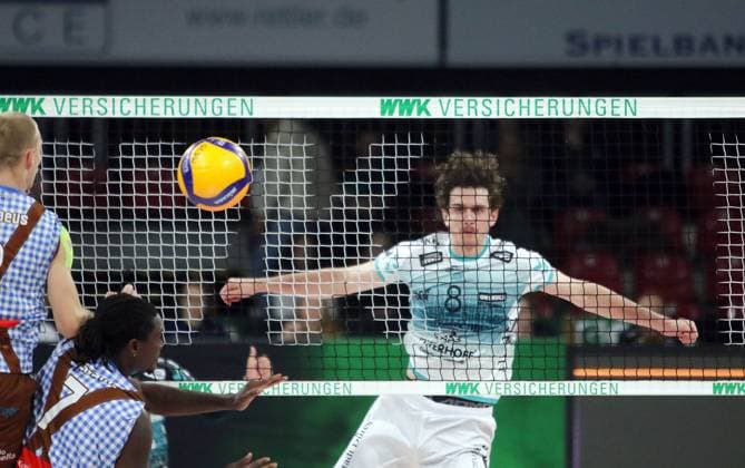 from left Magloire MAYAULA NZEZA Herrsching , Robin BAGHADY Dueren , He Volleyballl, Bundesliga 2024 25 WWK Volleys Herrsching vs SWD powervolleys Dueren, 12 10 24, Munich, BMW Park, Copyright: WolfgangxFehrmann
