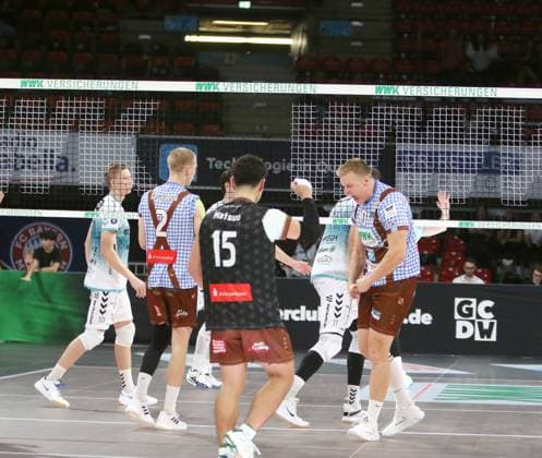 Herrschings joy after winning a point, He Volleyballl, Bundesliga 2024 25 WWK Volleys Herrsching vs SWD powervolleys Dueren, 12 10 24, Munich, BMW Park, Copyright: WolfgangxFehrmann