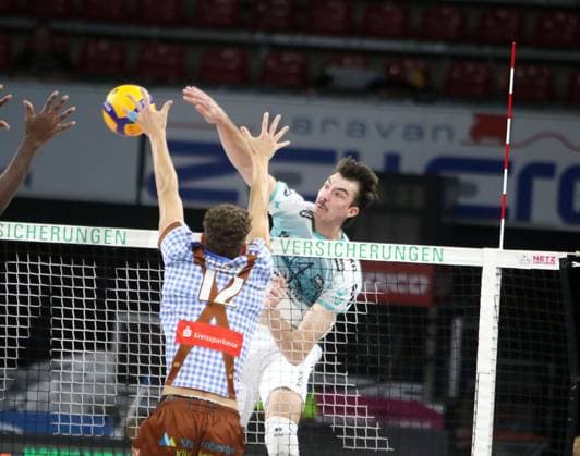 from left Laurenz WELSCH Herrsching , Matthew NEAVES Dueren , He Volleyballl, Bundesliga 2024 25 WWK Volleys Herrsching vs SWD powervolleys Dueren, 12 10 24, Munich, BMW Park, Copyright: WolfgangxFehrmann