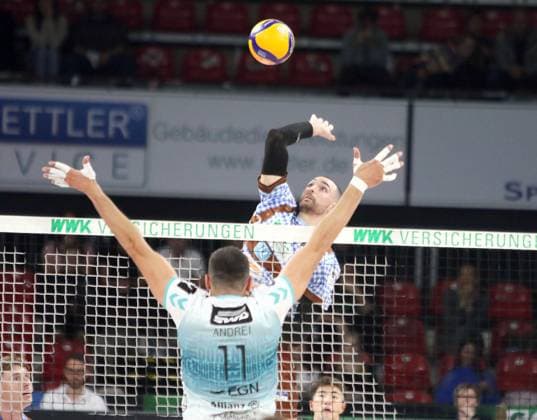 from left Michael ANDREI Dueren , Victor RODRIGUEZ PEREZ Herrsching , He Volleyballl, Bundesliga 2024 25 WWK Volleys Herrsching vs SWD powervolleys Dueren, 12 10 24, Munich, BMW Park, Copyright: WolfgangxFehrmann