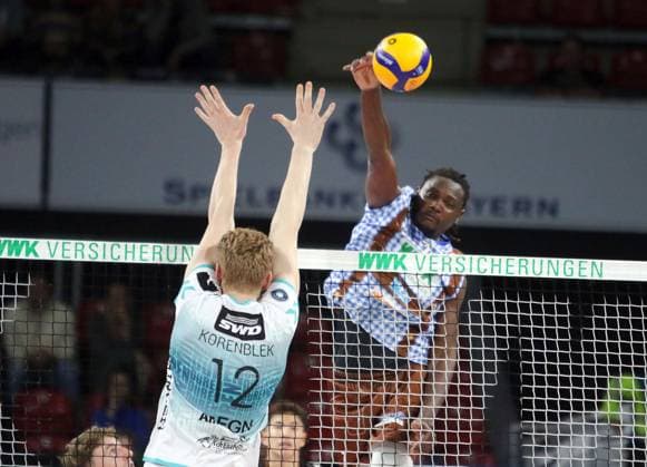 from left Siebe KORENBLEK Dueren , Magloire MAYAULA NZEZA Herrsching , He Volleyballl, Bundesliga 2024 25 WWK Volleys Herrsching vs SWD powervolleys Dueren, 12 10 24, Munich, BMW Park, Copyright: WolfgangxFehrmann