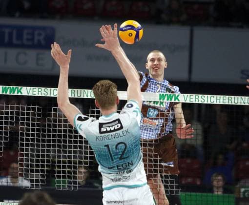 from left Siebe KORENBLEK Dueren , Daniel GRUVAEUS Herrsching , He Volleyballl, Bundesliga 2024 25 WWK Volleys Herrsching vs SWD powervolleys Dueren, 12 10 24, Munich, BMW Park, Copyright: WolfgangxFehrmann