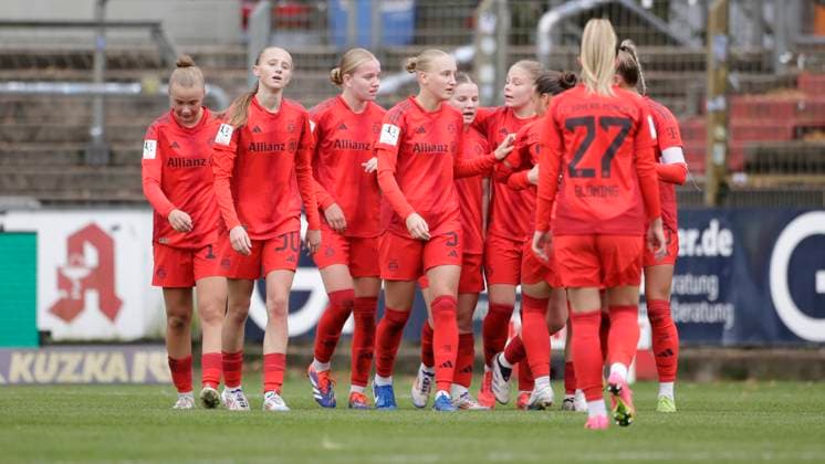13 10 2024, Hänsch Arena, Meppen, GER, 2 Frauen Bundesliga SV Meppen vs Bayern München II, Bayern celebrates the 0 1 DFL REGULATIONS PROHIBIT ANY USE OF PHOTOGRAPHS AS IMAGE SEQUENCES AND OR QUASI VIDEO Meppen Lower Saxony Germany Hänsch Arena
