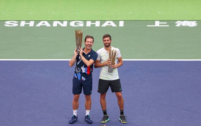 (241013) -- SHANGHAI, Oct. 13, 2024 -- Winner Wesley Koolhof (L) of the Netherlands Nikola Mektic of Croatia pose during the awarding ceremony for the men s doubles at the ATP, Tennis Herren World Tour Shanghai Masters tennis tournament in Shanghai, east China, Oct. 13, 2024. ) (SP)CHINA-SHANGHAI-TENNIS-ATP TOUR-SHANGHAI MASTERS(CN) BaixXuefei 
