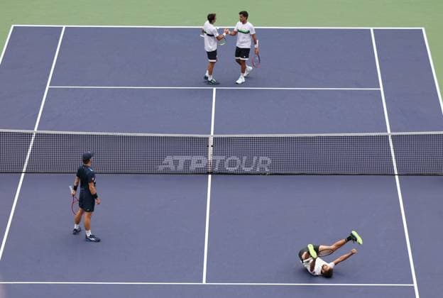 (241013) -- SHANGHAI, Oct. 13, 2024 -- Wesley Koolhof (below R) of the Netherlands Nikola Mektic (below L) of Croatia celebrate after winning the men s doubles final match against Maximo Gonzalez Andres Molteni of Argentina at the ATP, Tennis Herren World Tour Shanghai Masters tennis tournament in Shanghai, east China, Oct. 13, 2024. ) (SP)CHINA-SHANGHAI-TENNIS-ATP TOUR-SHANGHAI MASTERS(CN) BaixXuefei 