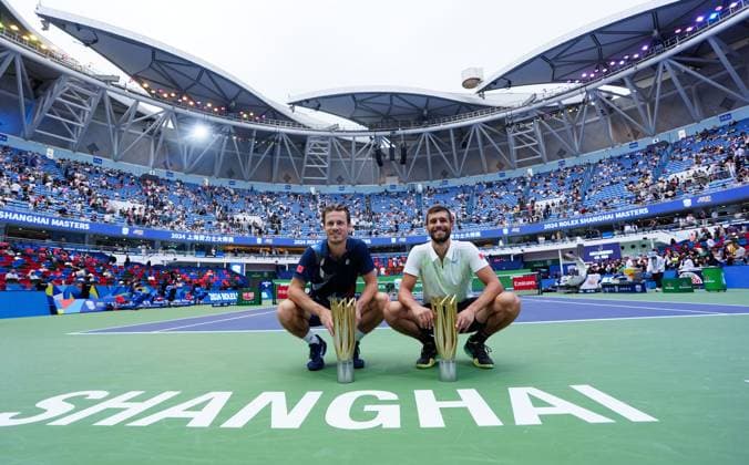 (241013) -- SHANGHAI, Oct. 13, 2024 -- Winner Wesley Koolhof (L) of the Netherlands Nikola Mektic of Croatia pose during the awarding ceremony for the men s doubles at the ATP, Tennis Herren World Tour Shanghai Masters tennis tournament in Shanghai, east China, Oct. 13, 2024. ) (SP)CHINA-SHANGHAI-TENNIS-ATP TOUR-SHANGHAI MASTERS(CN) XuxYanan 
