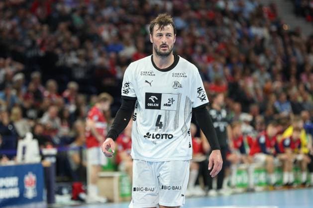 11 10 2024, xgox, Handball Daikin, HBL Handball Sport Verein Hamburg THW Kiel emspor, v l Domagoj Duvnjak Kiel, 4 cheers over held ball, defended, held Hamburg