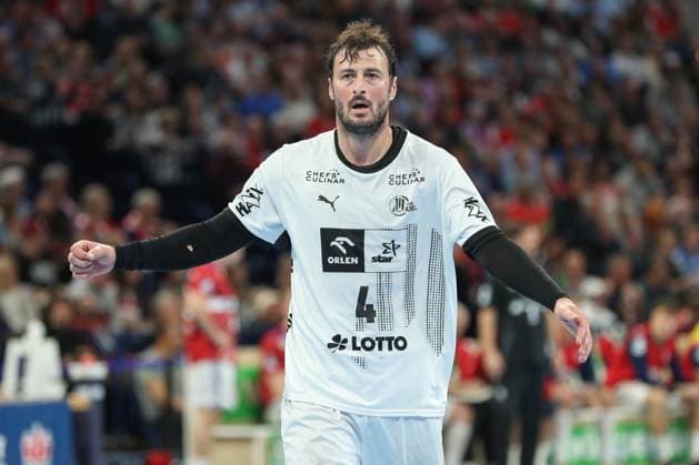 11 10 2024, xgox, Handball Daikin, HBL Handball Sport Verein Hamburg THW Kiel emspor, v l Domagoj Duvnjak Kiel, 4 cheers over held ball, defended, held Hamburg