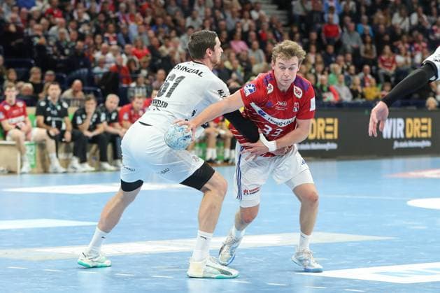 11 10 2024, xgox, Handball Daikin, HBL Handball Sport Verein Hamburg THW Kiel emspor, v l Hendrik Pekeler Kiel, 61 , Moritz Sauter Hamburg, 33 duel, duel, fight, tackle Hamburg