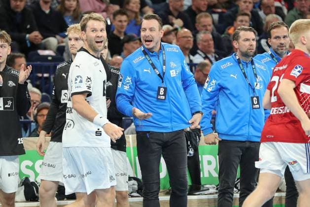 11 10 2024, xgox, Handball Daikin, HBL Handball Sport Verein Hamburg THW Kiel emspor, v l Filip Jicha Kiel, coach gives instructions, gesticulates with arms, gesticulate, gives instructions Hamburg
