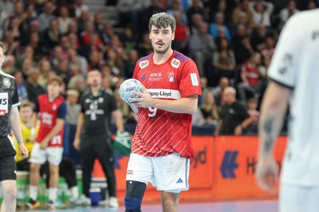 11 10 2024, xgox, Handball Daikin, HBL Handball Sport Verein Hamburg THW Kiel emspor, v l Jacob Arenth Lassen Hamburg, 9 am Ball, plays the ball Hamburg