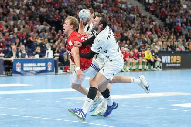 11 10 2024, xgox, Handball Daikin, HBL Handball Sport Verein Hamburg THW Kiel emspor, v l Hendrik Pekeler Kiel, 61 , Frederik Bo Andersen Hamburg, 21 , Domagoj Duvnjak Kiel, 4 duel, duel, fight, tackle Hamburg