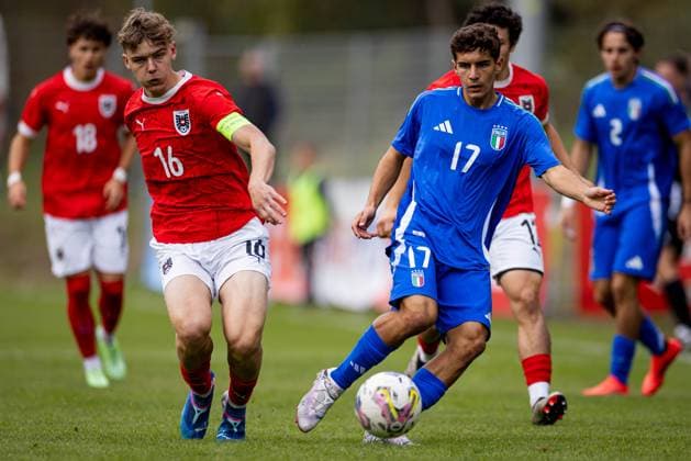 SOCCER - U18, test match, AUT vs ITA VELDEN,AUSTRIA,13.OCT.24 - SOCCER - OEFB under-18 international test match, Austria vs Italy. Image shows Yanik Spalt (Austria) and Giacomo Arduini (Italy).  GEPAxpictures xMatthiasxTrinkl