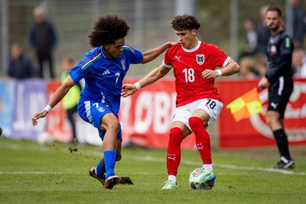 SOCCER - U18, test match, AUT vs ITA VELDEN,AUSTRIA,13.OCT.24 - SOCCER - OEFB under-18 international test match, Austria vs Italy. Image shows Matteo Lontani (Italy) and Oliver Sorg (Austria).  GEPAxpictures xMatthiasxTrinkl